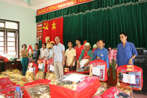 Lãnh đạo công ty TNHH một thành viên Du lịch Công đoàn Việt Nam trao quà cho các hộ nghèo huyện Kim Bôi.